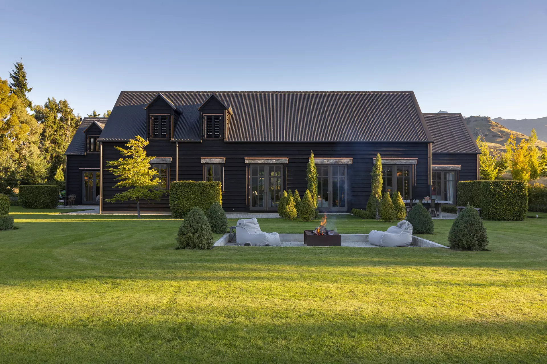 black-cottage-luxury-queenstown-villa