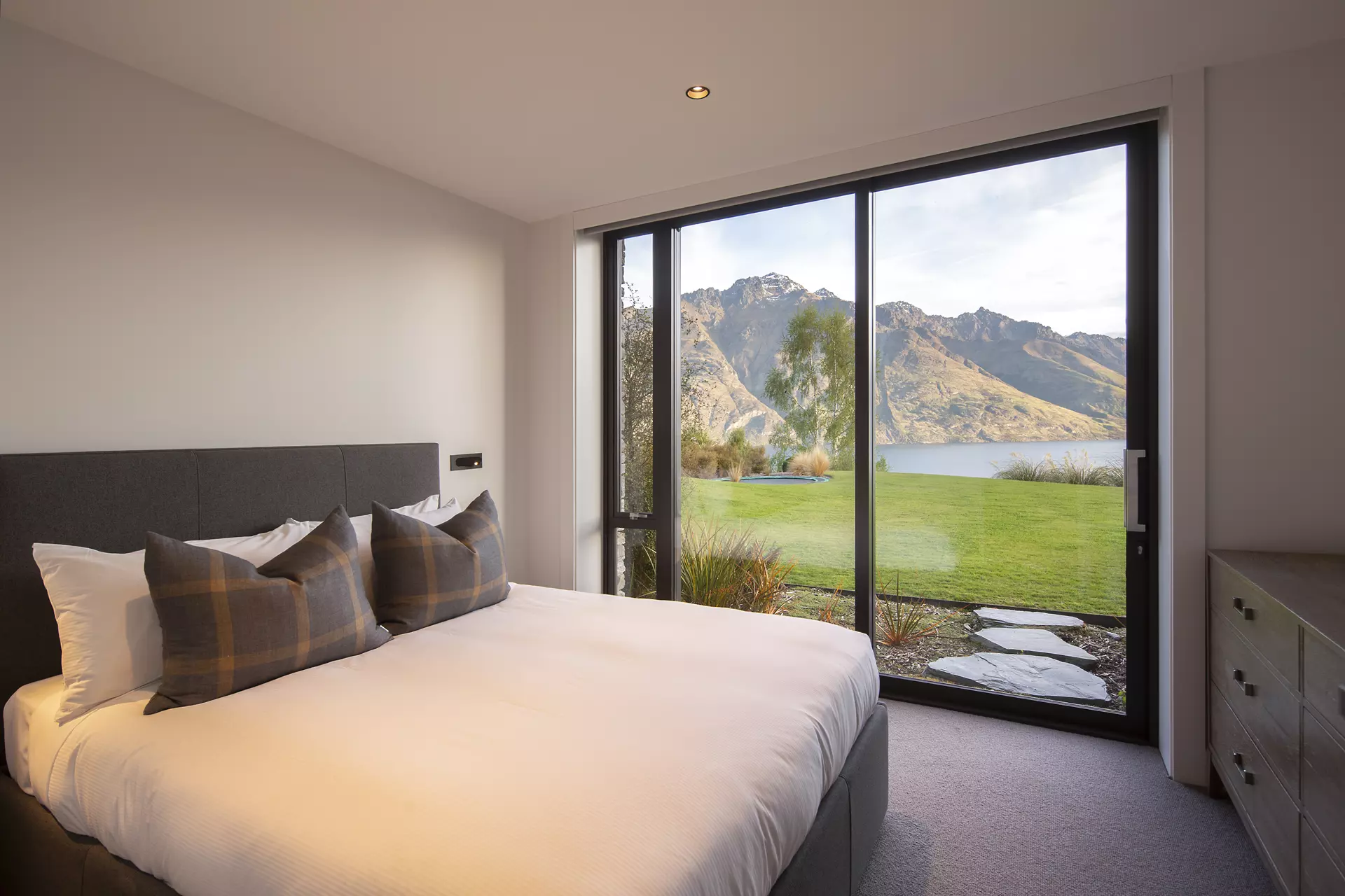 luxury-queenstown-accommodation-hawks-nest-villa