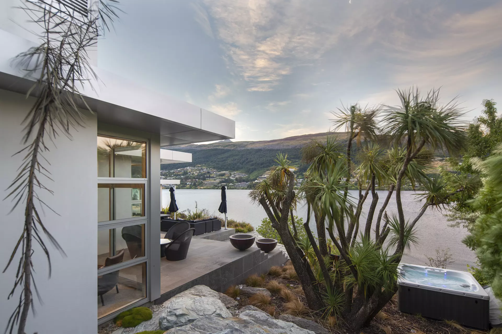 Supreme-Lakefront-Luxury-Villa-Queenstown